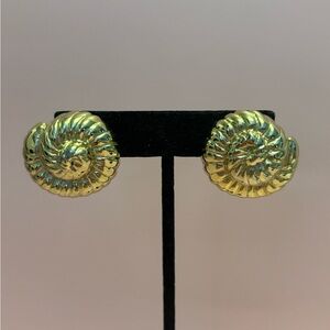 Donald Stannard Gold Tone Sea Shell Clip Earrings 1-1/8”